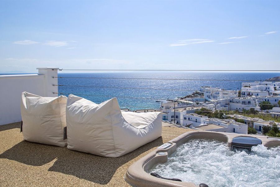 True White Suite With Outdoor Jacuzzi & Sea View